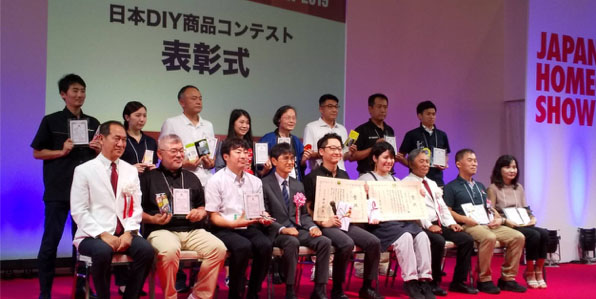 「JAPAN DIY HOMECENTER SHOW」にて「革王」が銀賞を受賞。授賞式の様子。