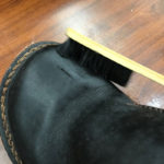 馬毛ブラシを使用した革王クリーナーによる靴磨きの様子 側面磨き